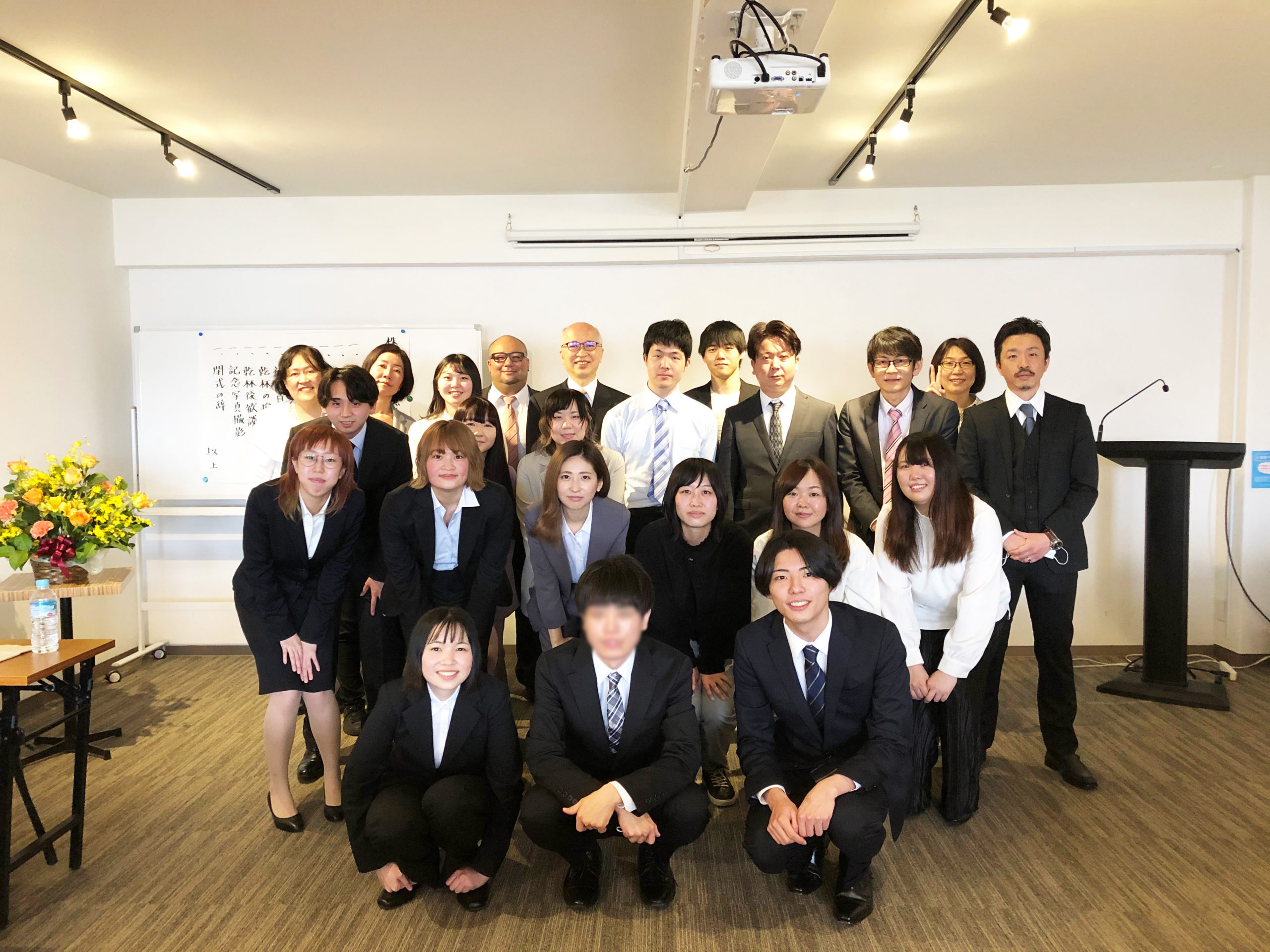 新入社員と従業員の集合写真