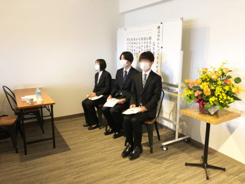 緊張した様子の新入社員