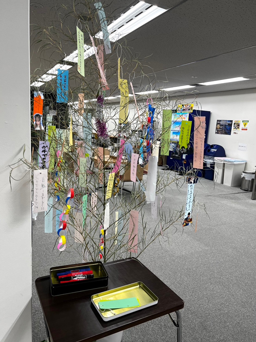 エムジェイの社内で飾った短冊