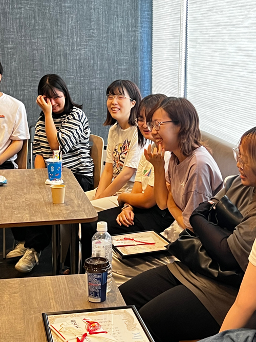 楽しい雰囲気で授賞式を行っている様子の画像