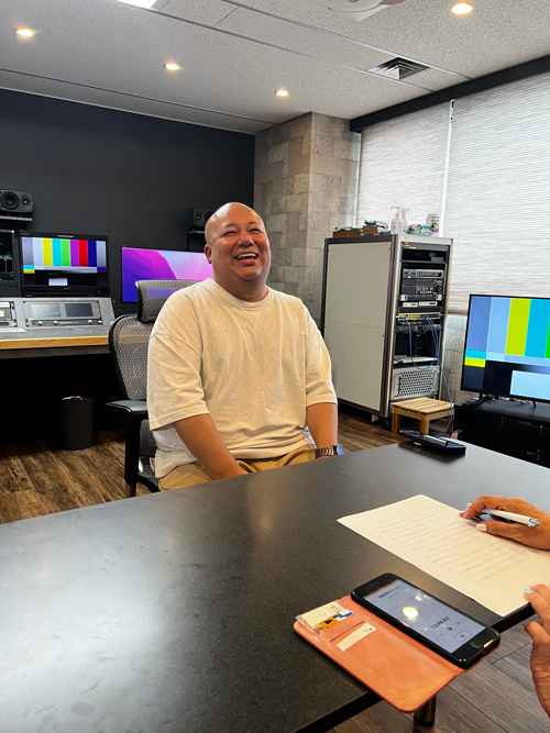 インタビューを受けて笑う根立さん