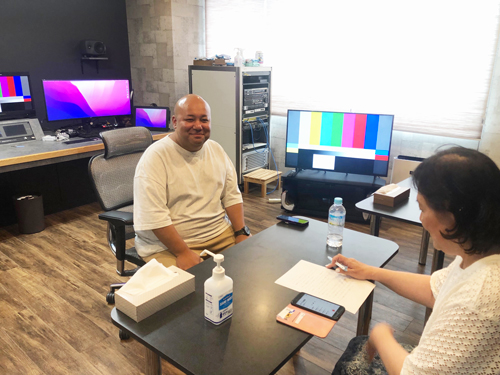 インタビューを受ける根立さん