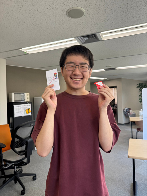 福引きに当たったスタッフの画像