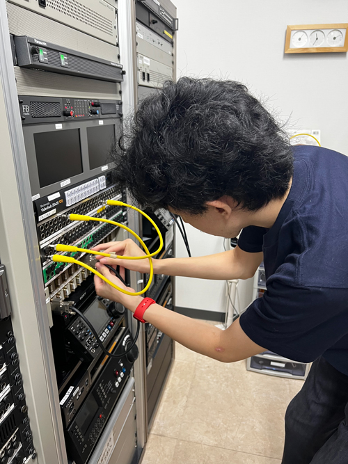 マシンルームで作業をする新人