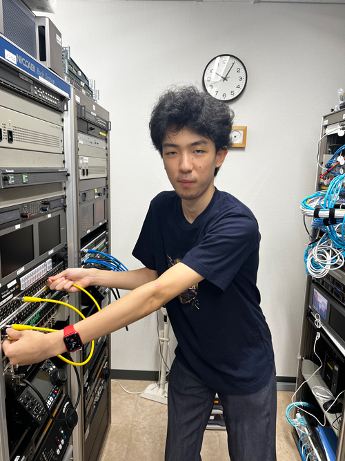 マシンルームで作業をする新人