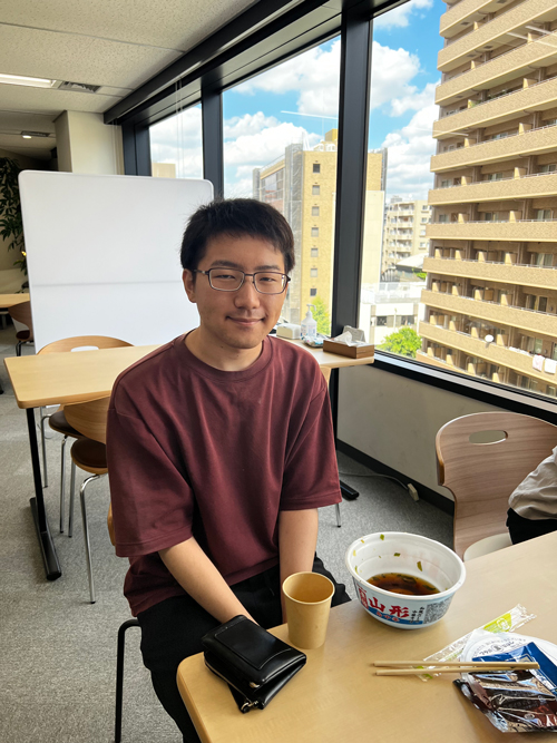 作業の合間にお昼休憩をとる新人