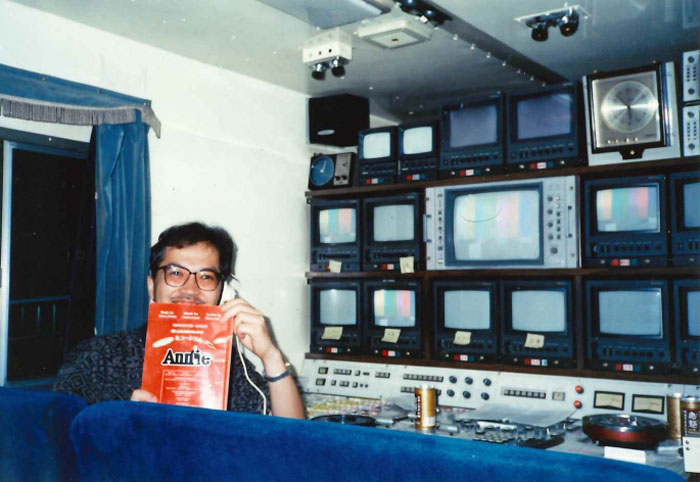 中継車の編集スタジオでの森田社長