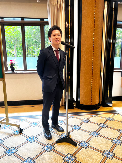 挨拶をする新入社員