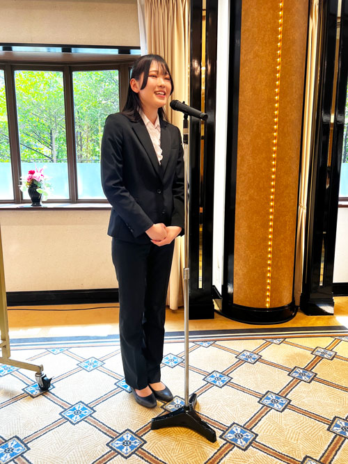 挨拶をする新入社員