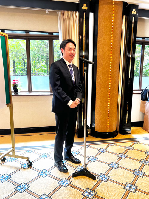 挨拶をする新入社員