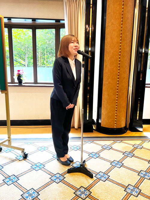 挨拶をする新入社員