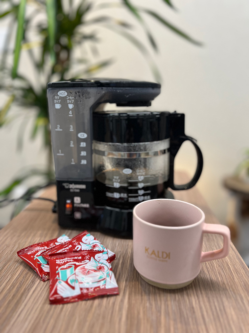 コーヒーメーカーとコーヒーカップ