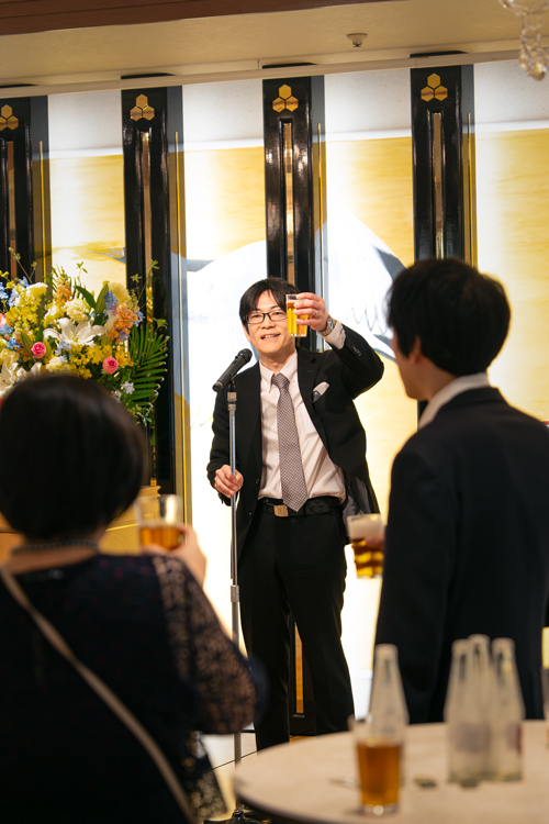乾杯の音頭をとる社員