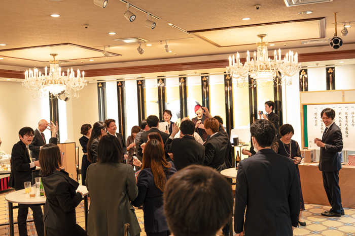 ビンゴゲームで盛り上がっている画像