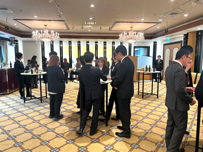 立食パーティを楽しむ社員