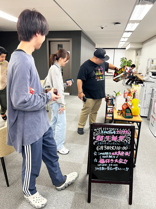 MOTTOのスープの箱を持つブルーノさんの画像