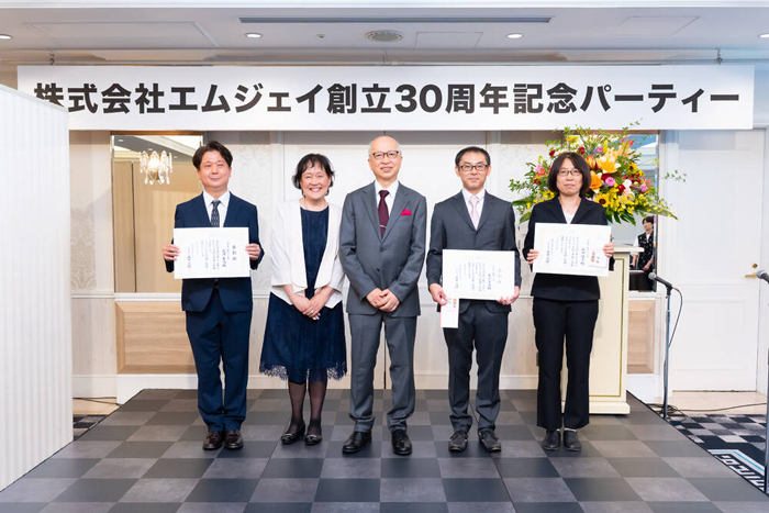 表彰された社員との記念写真