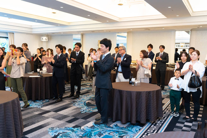 表彰式で拍手をする参加者