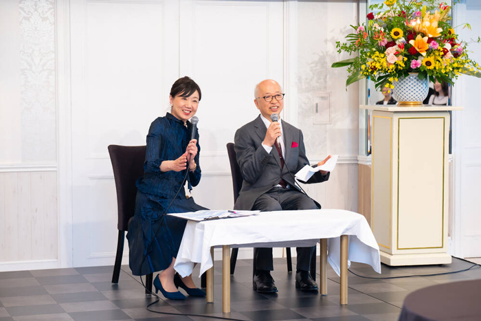 会社の概要について話す森田社長と司会者