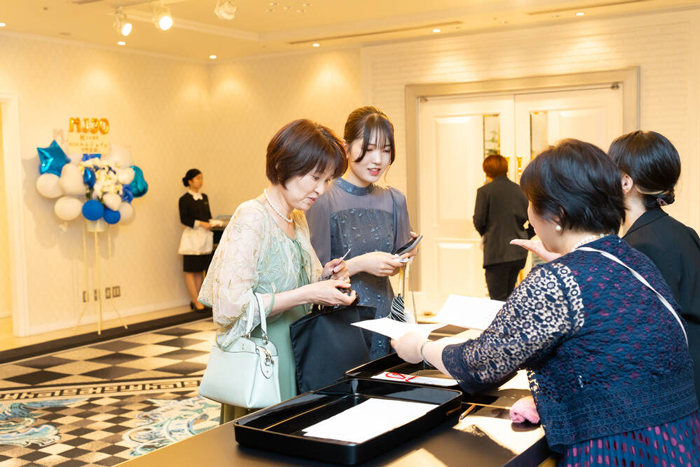 会場に到着するエムジェイの従業員家族