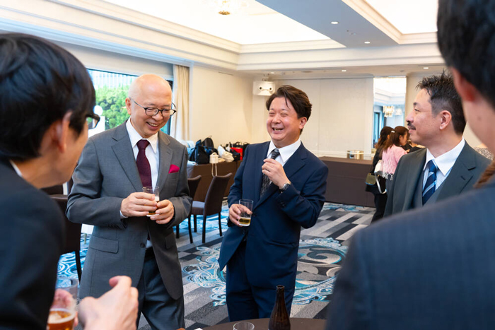立食パーティーで談笑する森田社長と北澤副社長