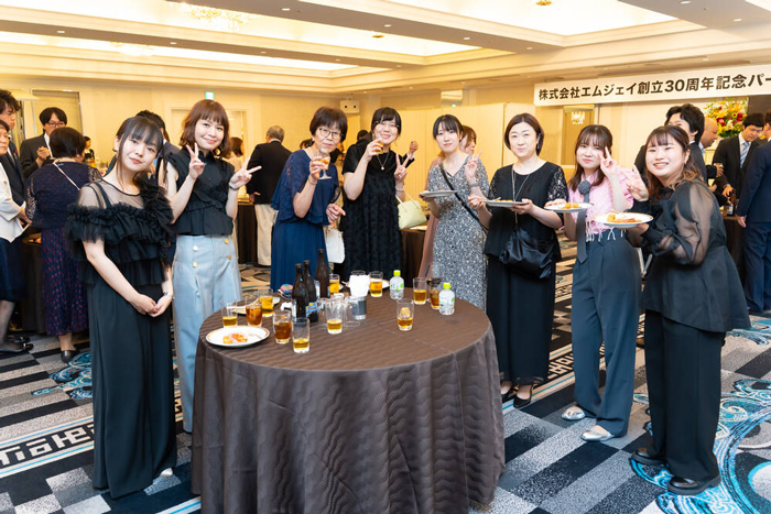 立食パーティーでの記念写真