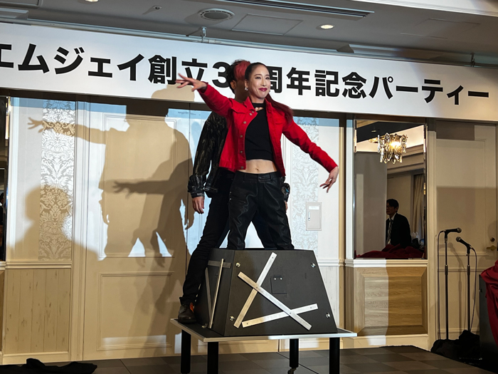 剣を刺した箱から無事に表れた女性