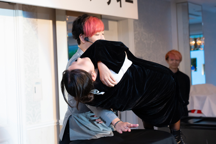 宙に浮きあがる女性