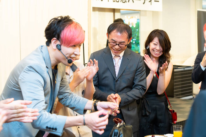 マジックを披露するミタマさん