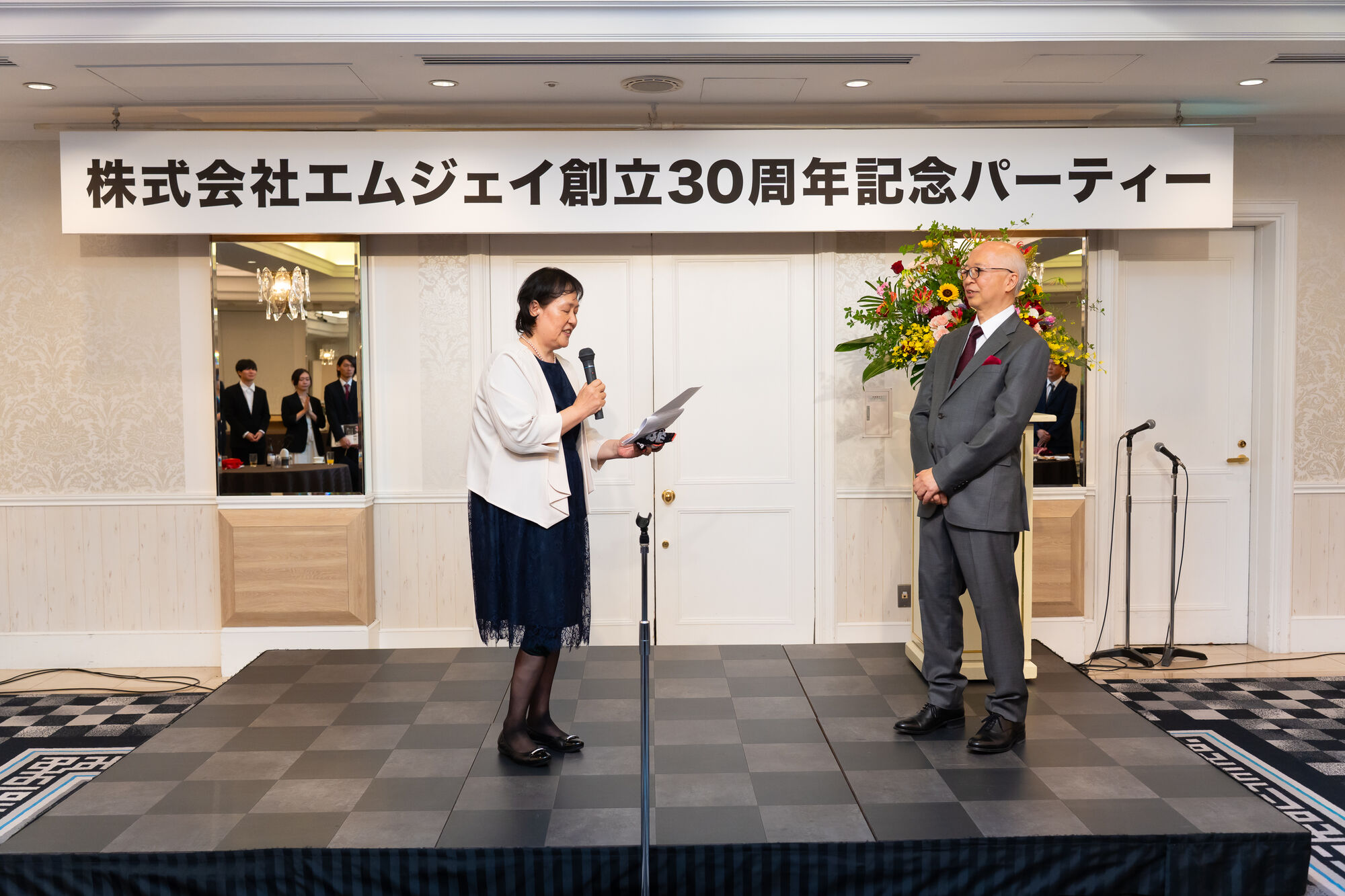 社長に感謝の言葉を述べる奥様