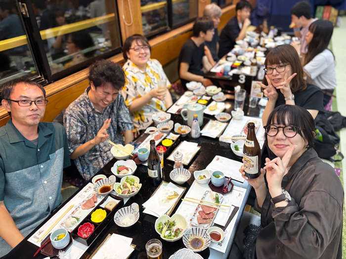 屋形船の食事を楽しむ参加者
