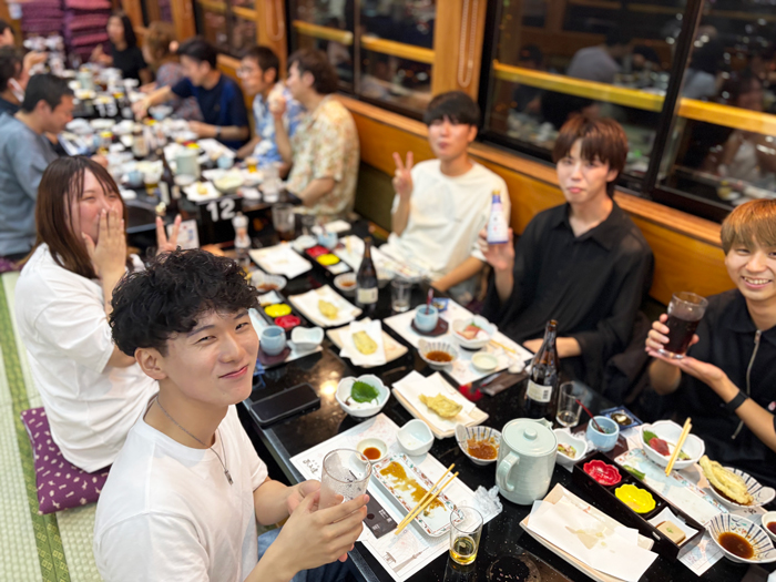 屋形船の食事を楽しむ参加者