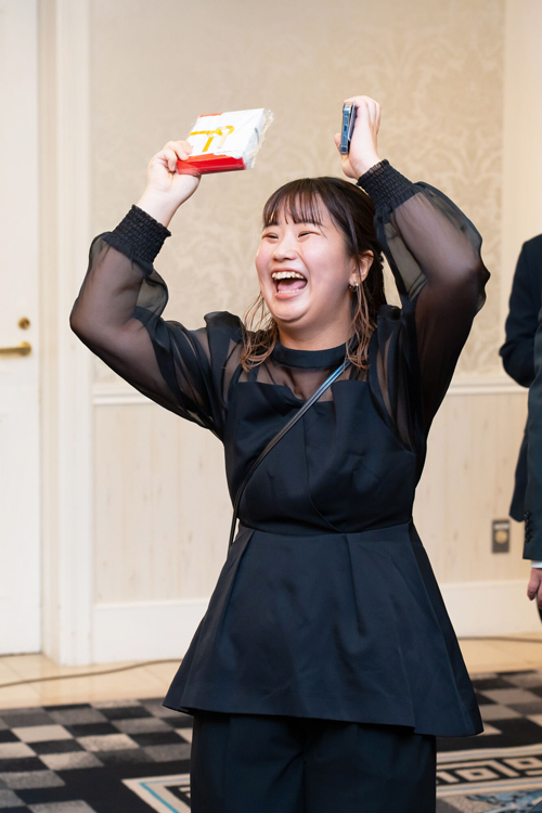 景品が当たり喜ぶ社員