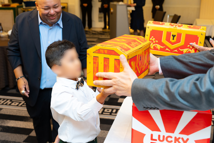 プレゼントのお土産を受け取る社員の子供