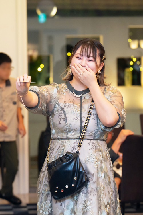 商品が当たって喜ぶ社員