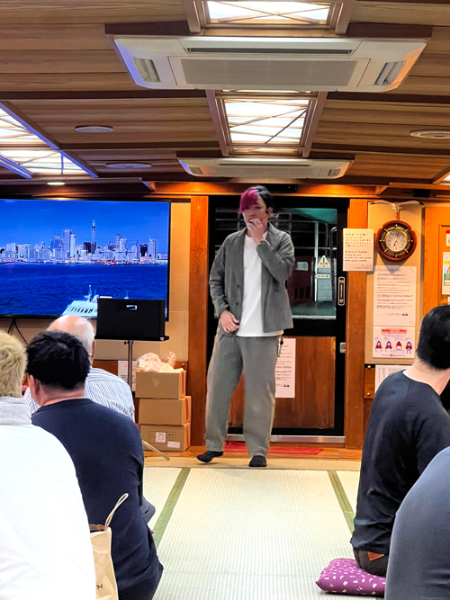 屋形船でマジックショーの挨拶をするミタマさん