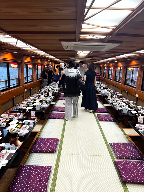 屋形船船内の様子