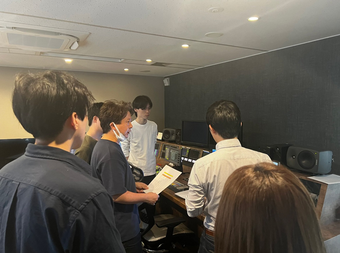 社員がスタジオでデータ移動をする様子