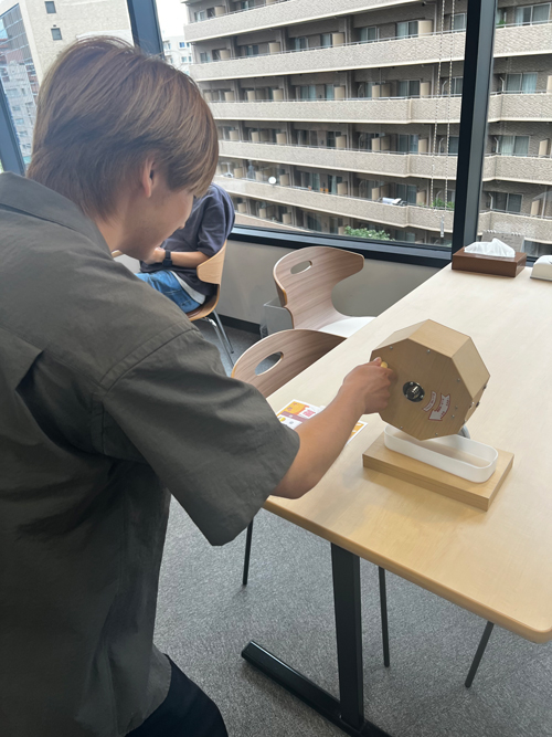 福引きに挑戦する社員