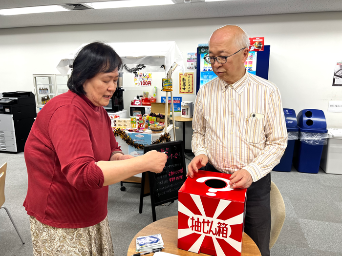 厳正な抽選を行う社長と奥様