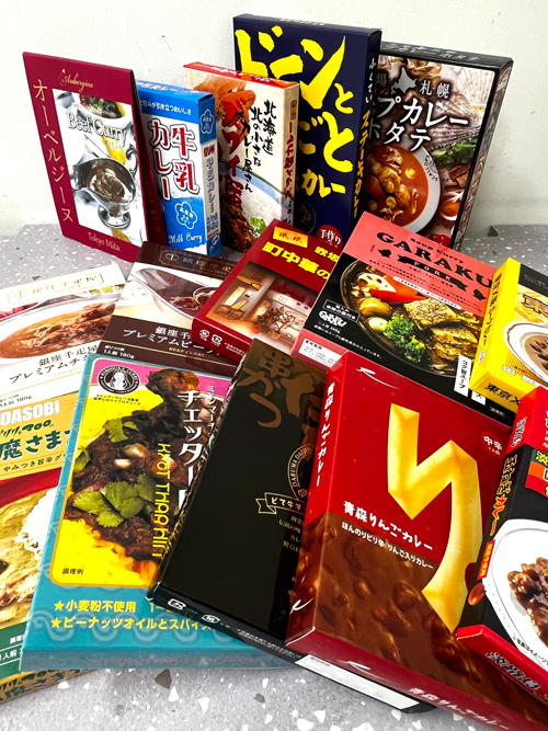 並べられたカレーフェアで販売されるレトルトカレー
