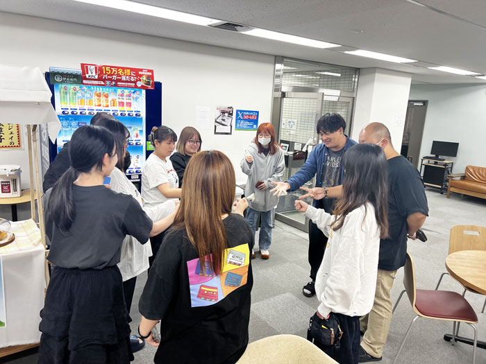 らっぽっぽのスイーツをじゃんけんで争奪戦をする社員