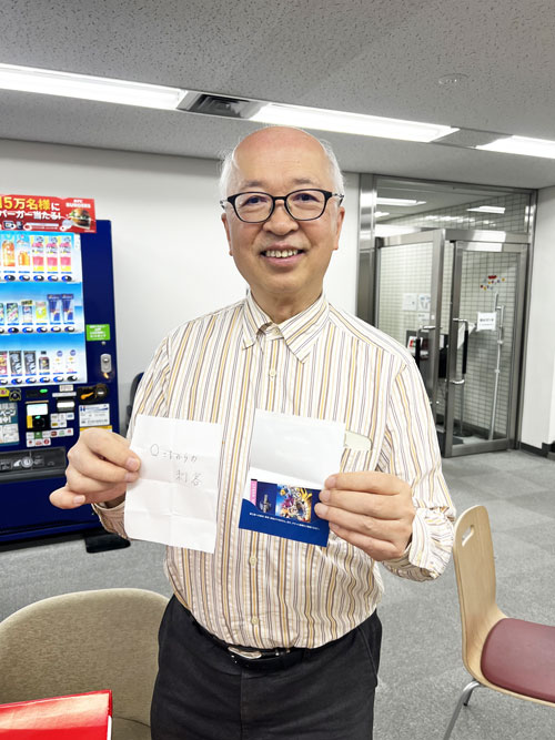 賞品を持つ社長