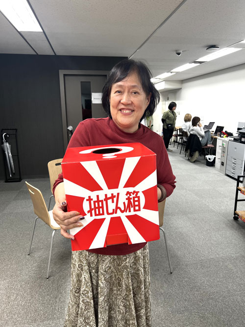 抽選箱を持った奥様