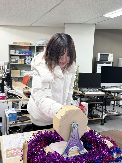 福引き大会で盛り上がる挑戦者