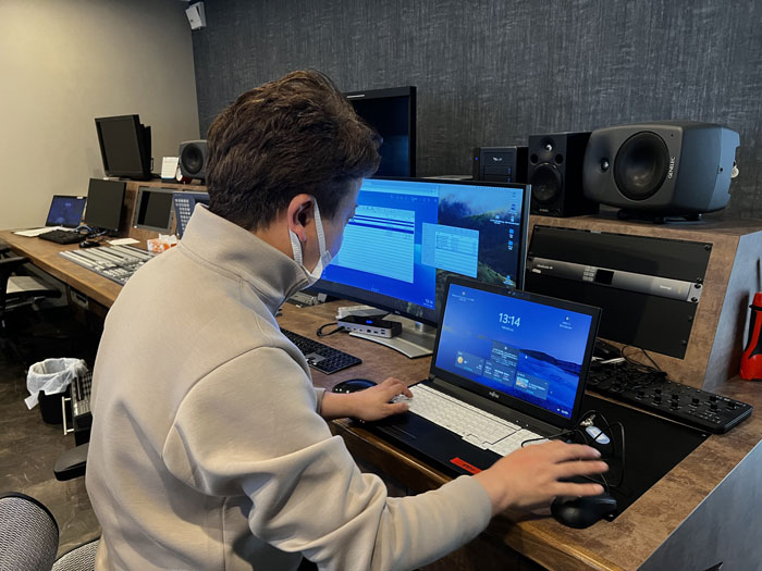 3編でサーバーの設定作業をする副社長