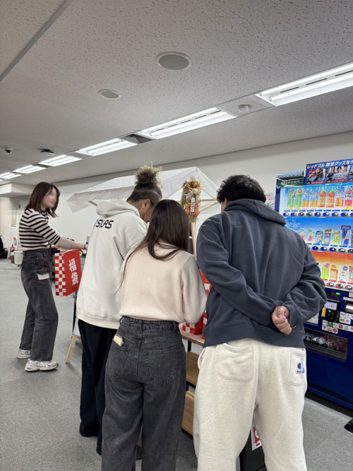 福袋の登場にざわつく従業員