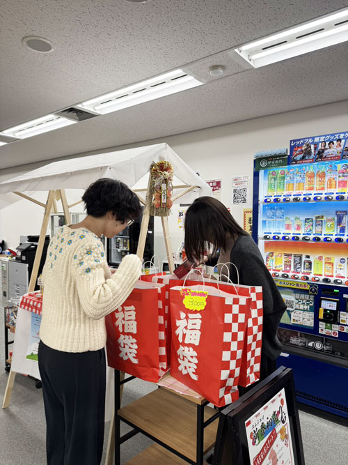 福袋の中身を確認する従業員