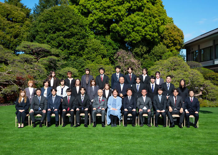 明治記念館のお庭で撮った入社式の集合写真