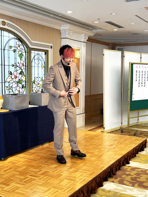 ステージに登場したマジシャンのミタマさん